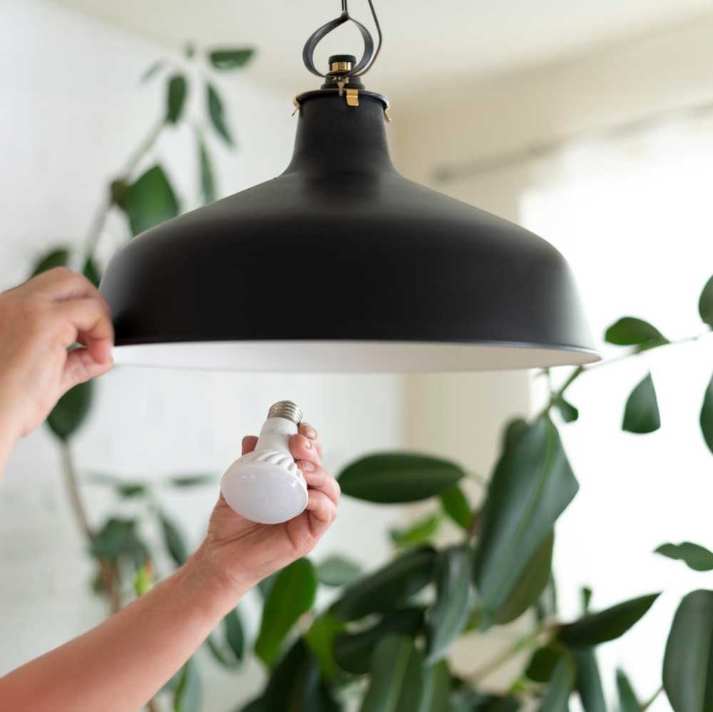 Instalación de una luminaria de techo en una vivienda